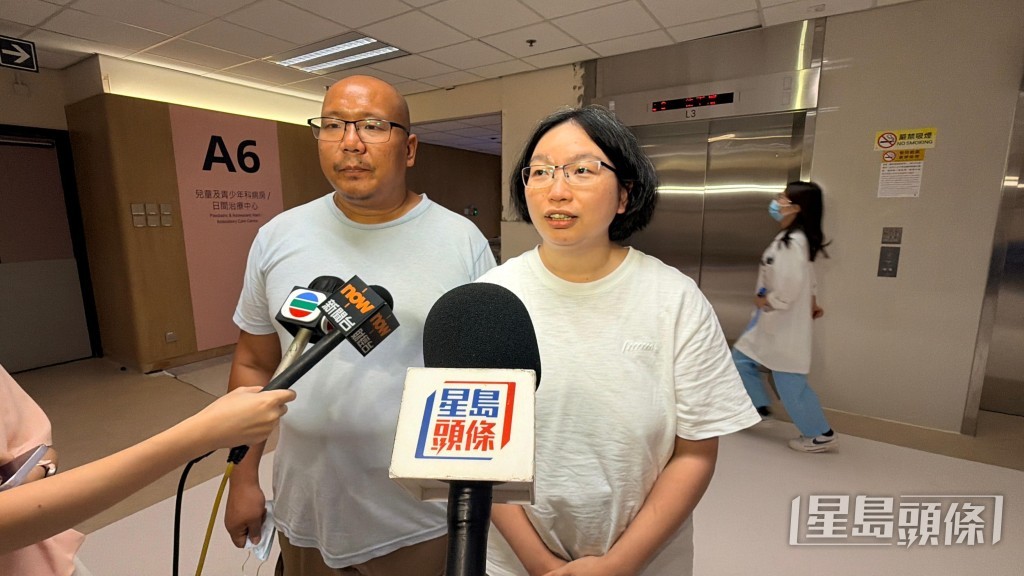 「Save Lily」非常父母趕赴醫院了解情況。梁國峰攝 「Save Lily」非常父母趕赴醫院了解情況。梁國峰攝