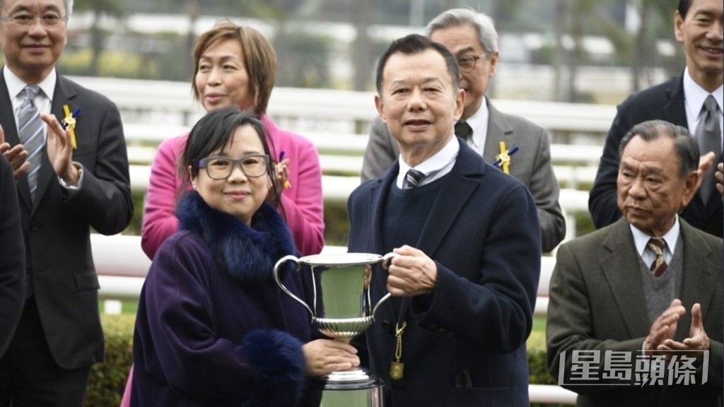 马主朱廸仪（左）