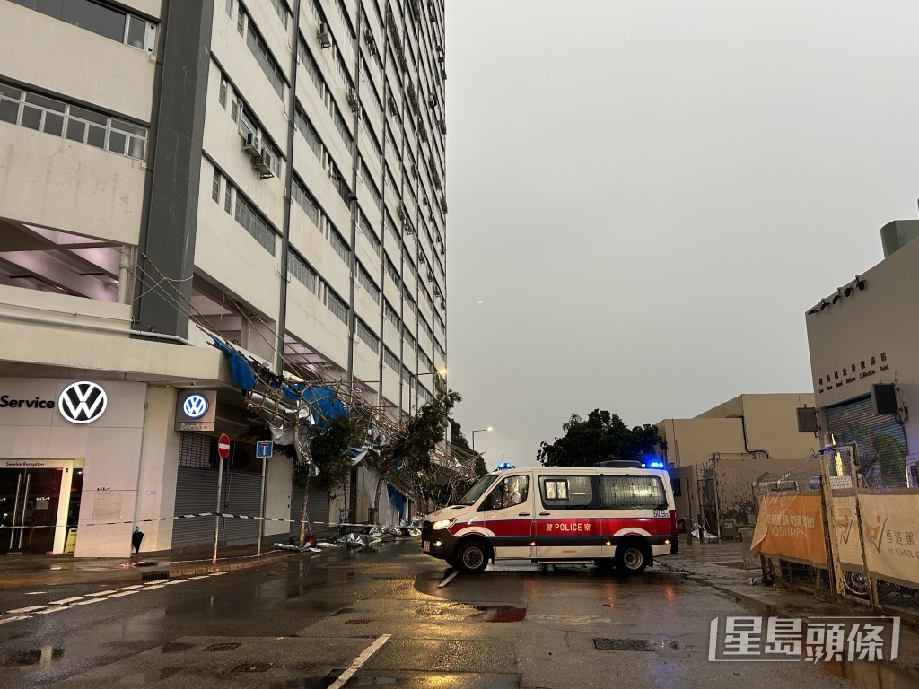 现场一段利南道被封锁，以待清理棚架。