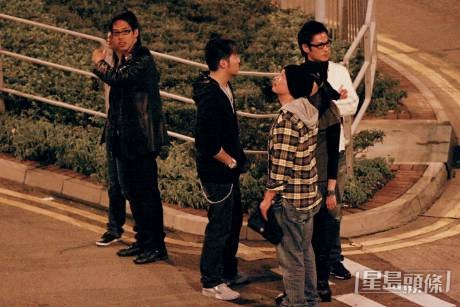 2008年，王賢誌被拍得相約鄭嘉穎（後右）繼續夜蒲，但對方黑面蹺手表現冷淡，完全沒理睬。（《東周刊》圖片）