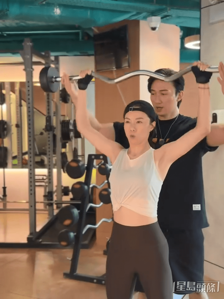 鄧麗欣積極健身備戰。 鄧麗欣積極健身備戰。