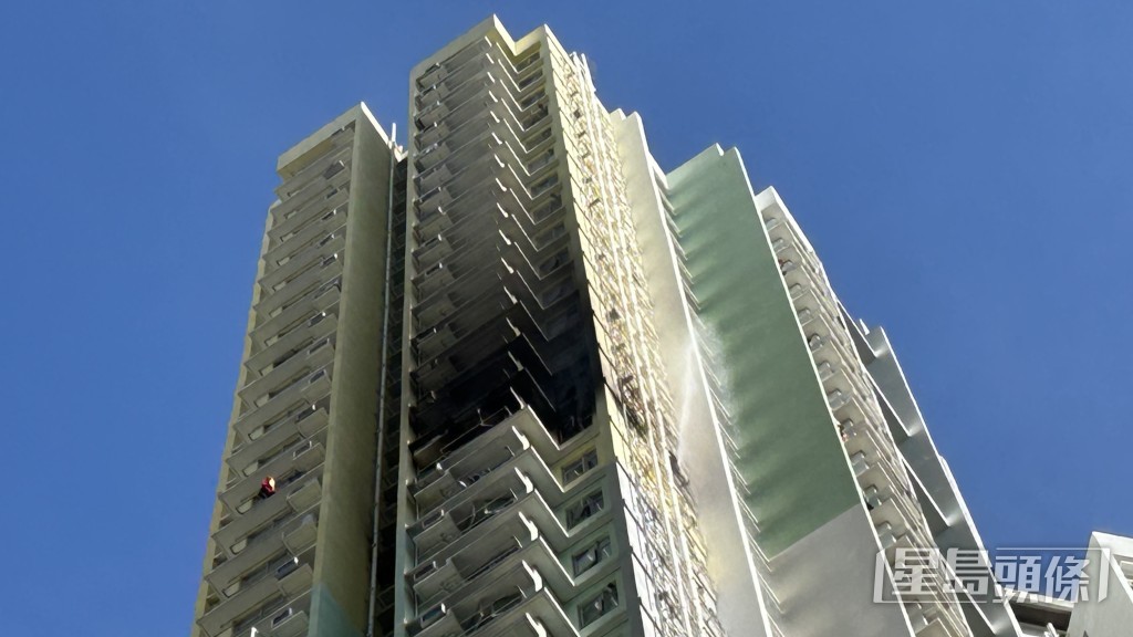 起火單位外牆熏黑。