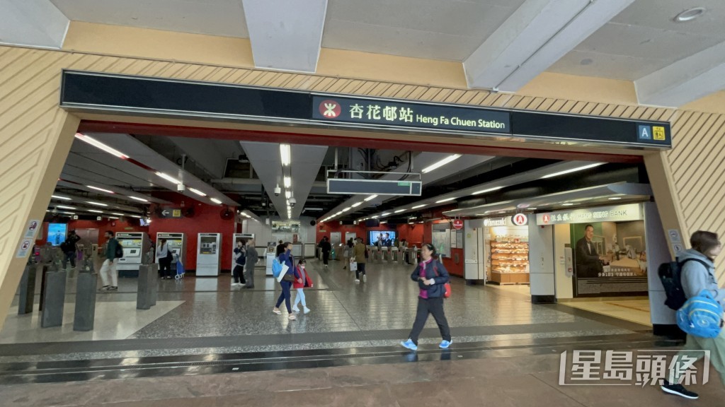 杏花邨站附近有信號設備一度運作不暢順,列車服務有延誤。楊偉亨攝 杏花邨站附近有信號設備一度運作不暢順,列車服務有延誤。楊偉亨攝