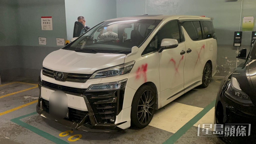 左車身被劃上交叉。 左車身被劃上交叉。
