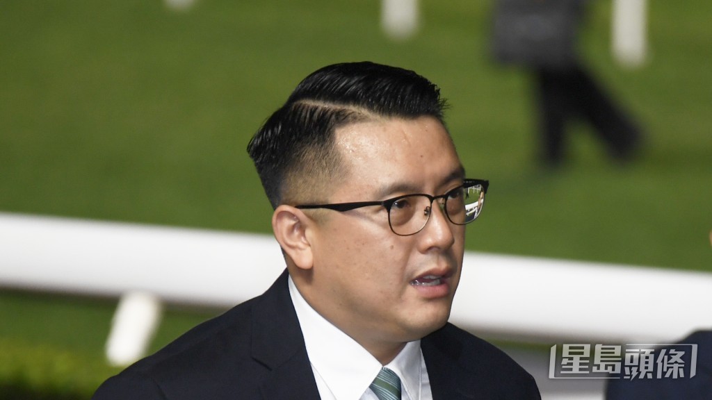 「文武全能」今朝不論出試前後，均見伍鵬志現身馬房大閘口主持大局。