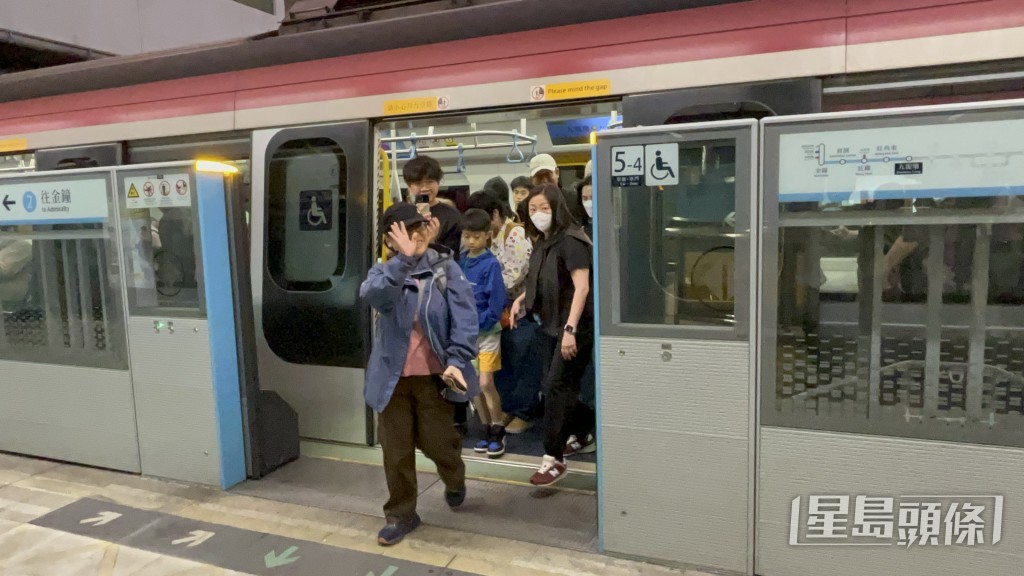 下午6時許,其中一列被困隧道列車返回九龍塘站月台。曾志恆攝 下午6時許,其中一列被困隧道列車返回九龍塘站月台。曾志恆攝