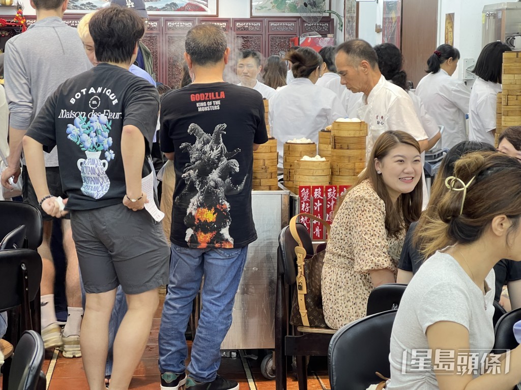 蓮香樓保留傳統點心紙模式,顧客需自行到點心車揀選食物。曹露尹攝 蓮香樓保留傳統點心紙模式,顧客需自行到點心車揀選食物。曹露尹攝