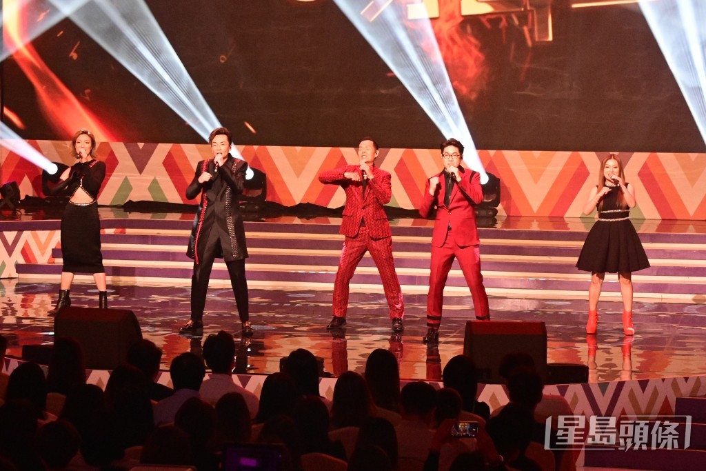 ，《中年好聲音》的李佳、羅啟豪、龍婷、顏志恒和吳大強獻唱《我們的名字》。