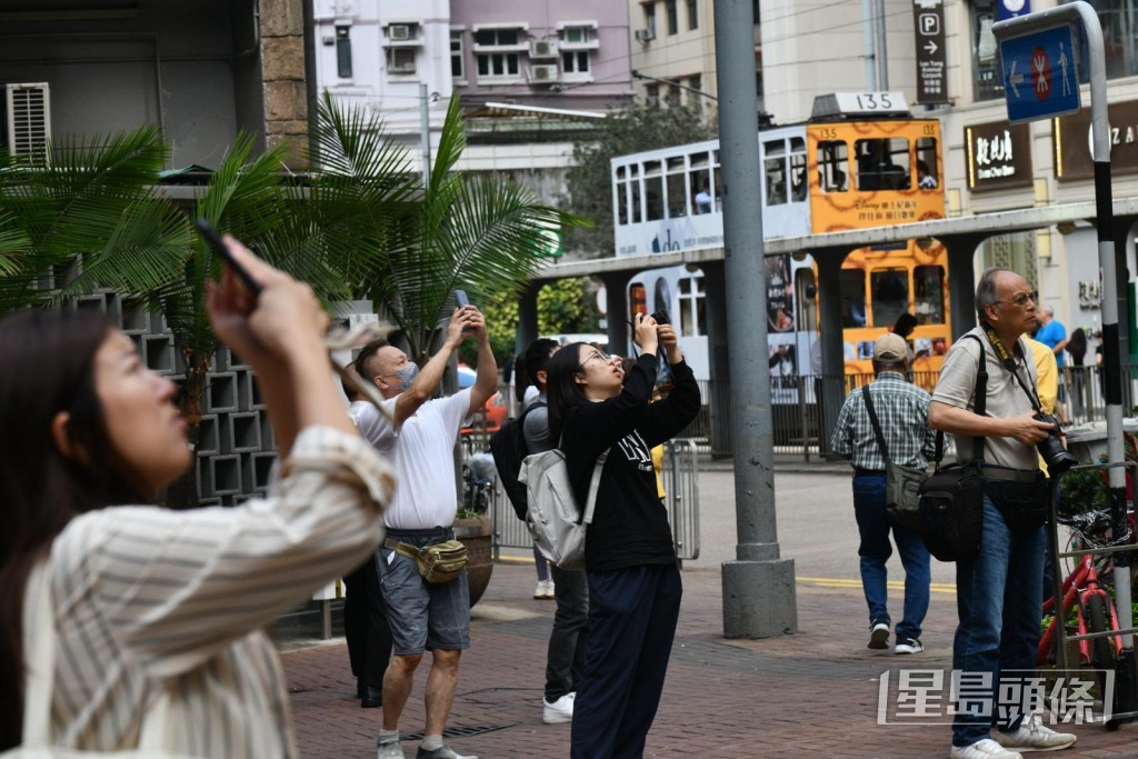 不少市民到場打卡。盧江球攝 不少市民到場打卡。盧江球攝