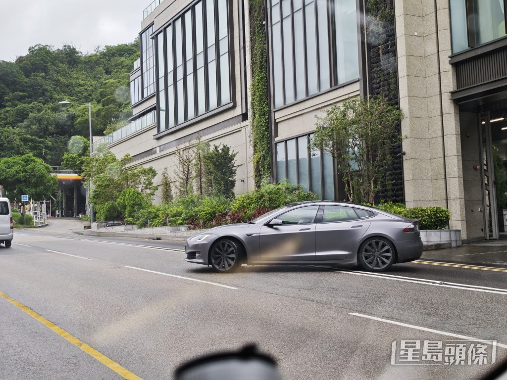 該灰色Tesla跨越雙白線轉右。 該灰色Tesla跨越雙白線轉右。