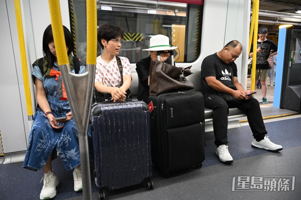 旅客拖喼來港。 旅客拖喼來港。