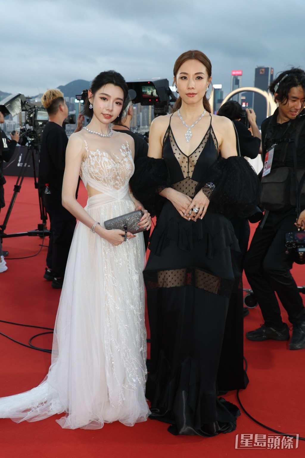 林明禎（左）貼身裙騷身材。