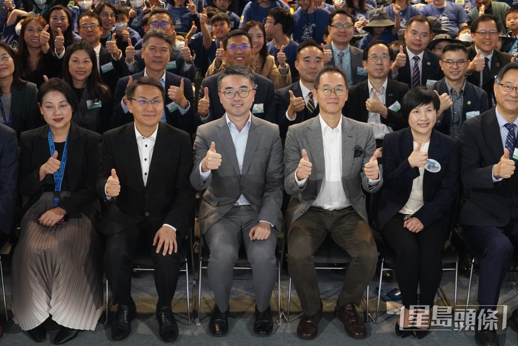 海洋公園公司主席龐建貽（右三）表示，疫情期間生意嚴峻，困難重重，通關後生意才逐漸好轉。葉偉豪攝