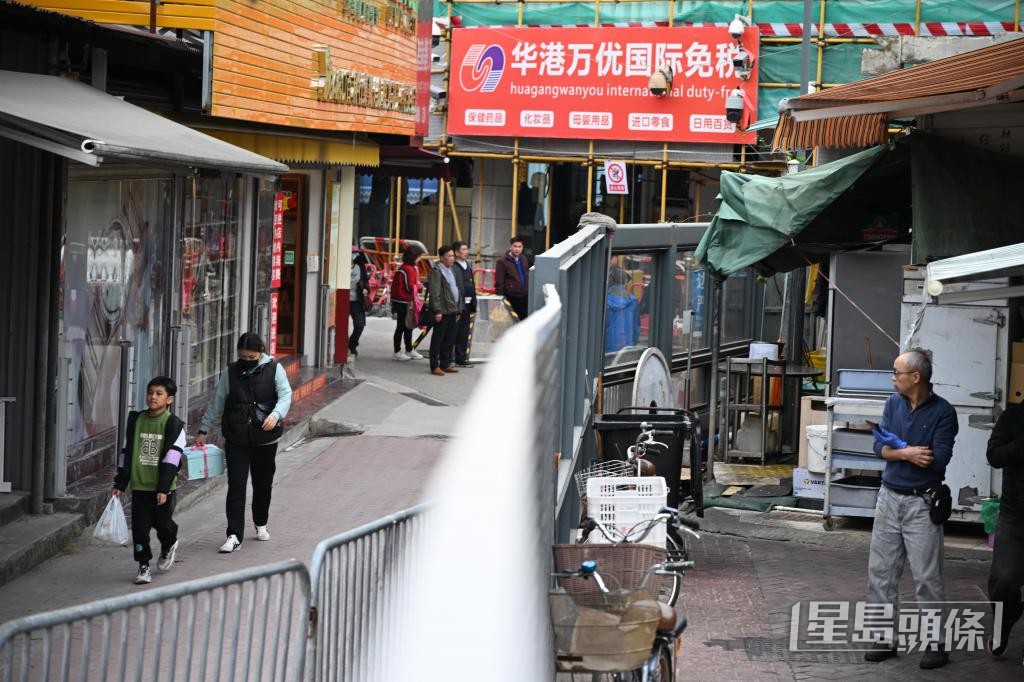 据悉,沙头角中英街最快下月开放参观,首阶段采取「团进团出」形式及设每日配额。 据悉,沙头角中英街最快下月开放参观,首阶段采取「团进团出」形式及设每日配额。