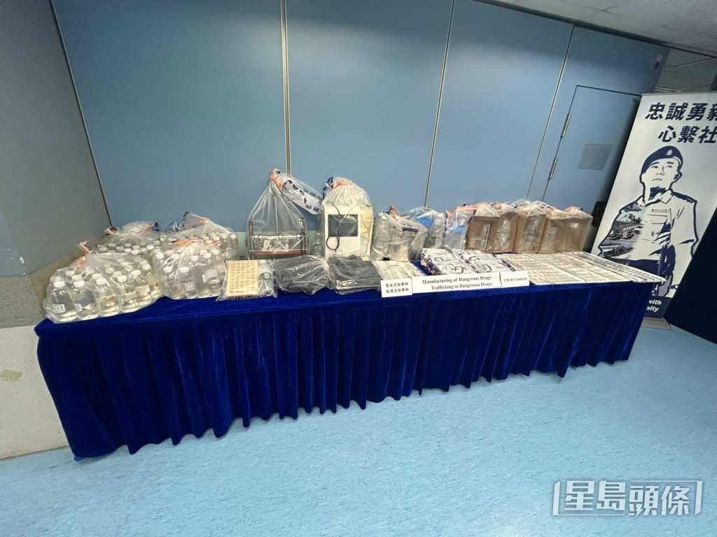 警方展示涉案證物。曾志恆攝