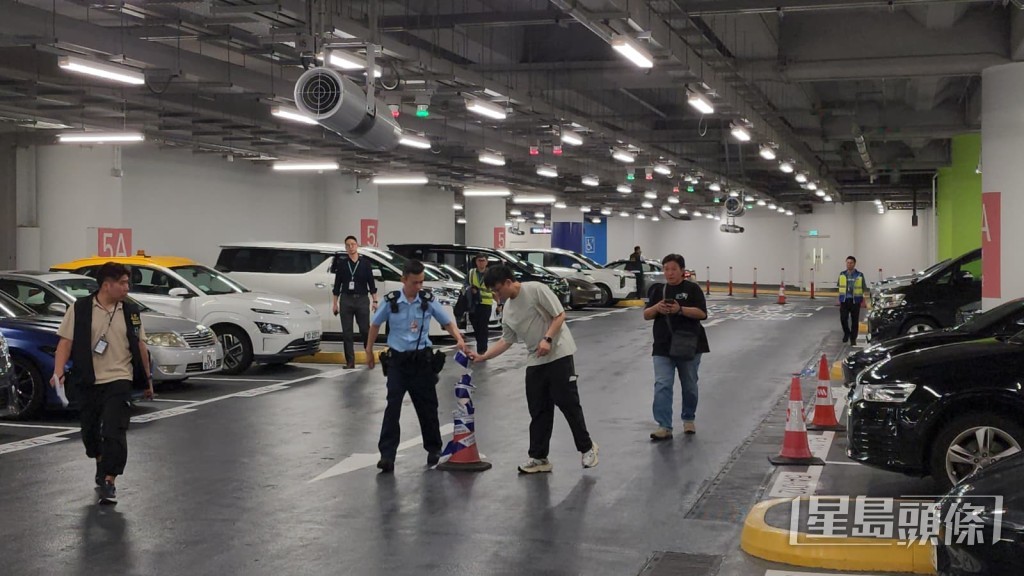 警員在停車場內進行調查。黎志偉攝 警員在停車場內進行調查。黎志偉攝