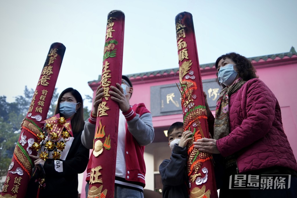 善信購備「巨」香祈福。資料圖片 善信購備「巨」香祈福。資料圖片