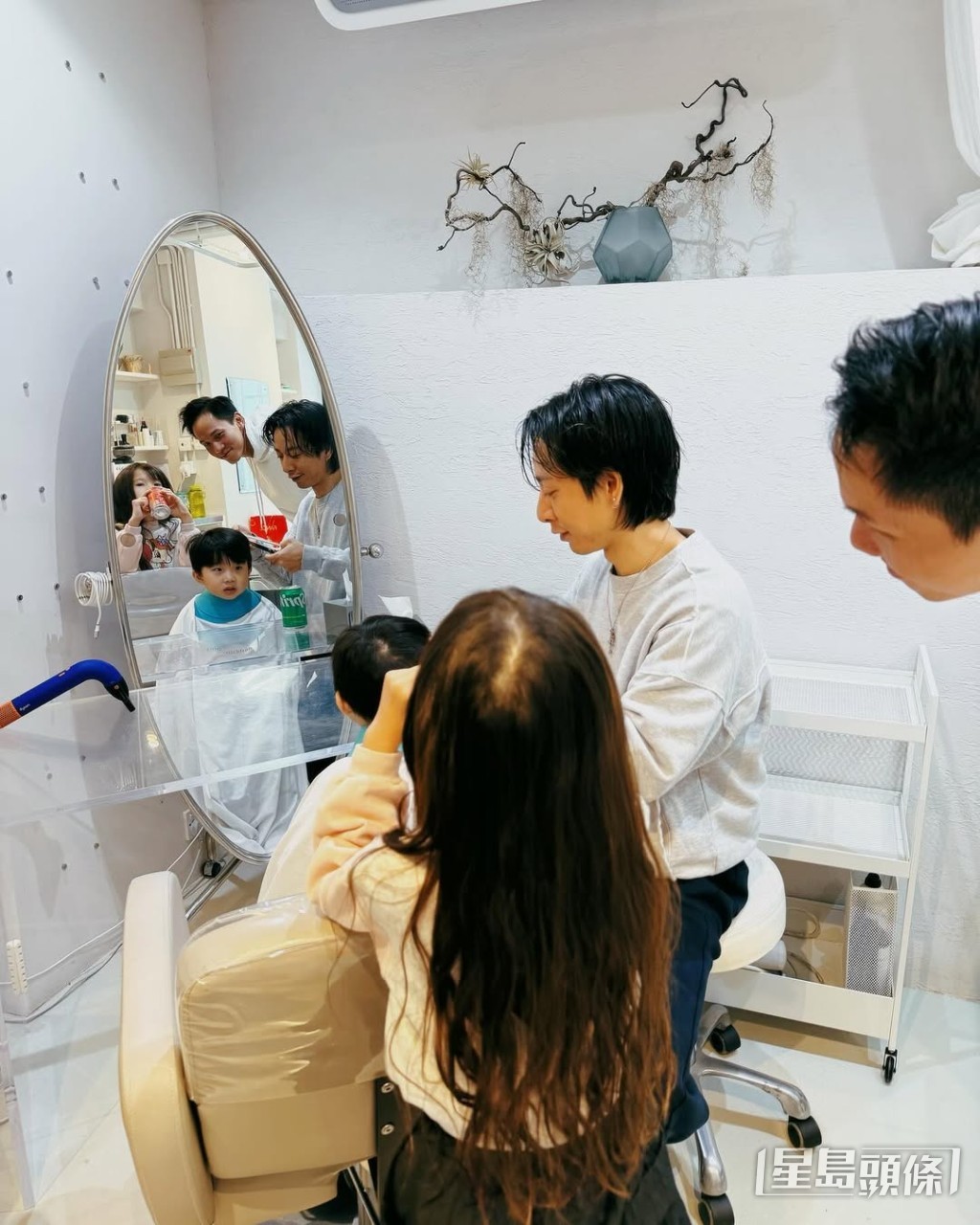 吳若希和老公帶兩位子女去剪頭髮,吳若希在髮型屋打卡,從鏡子倒影上,可看到吳若希女兒的樣貌神似媽媽。 吳若希和老公帶兩位子女去剪頭髮,吳若希在髮型屋打卡,從鏡子倒影上,可看到吳若希女兒的樣貌神似媽媽。