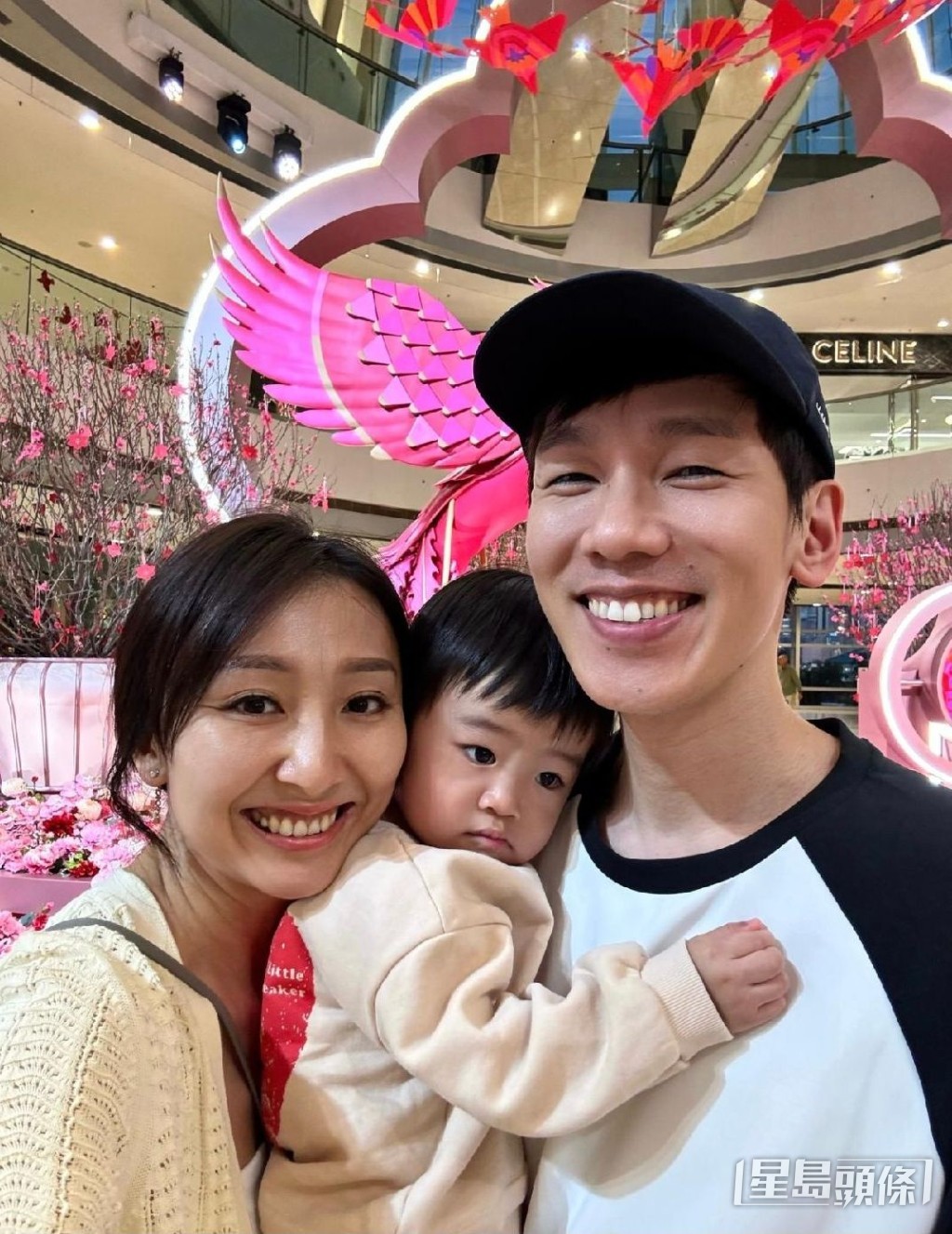 一家三口好有愛。