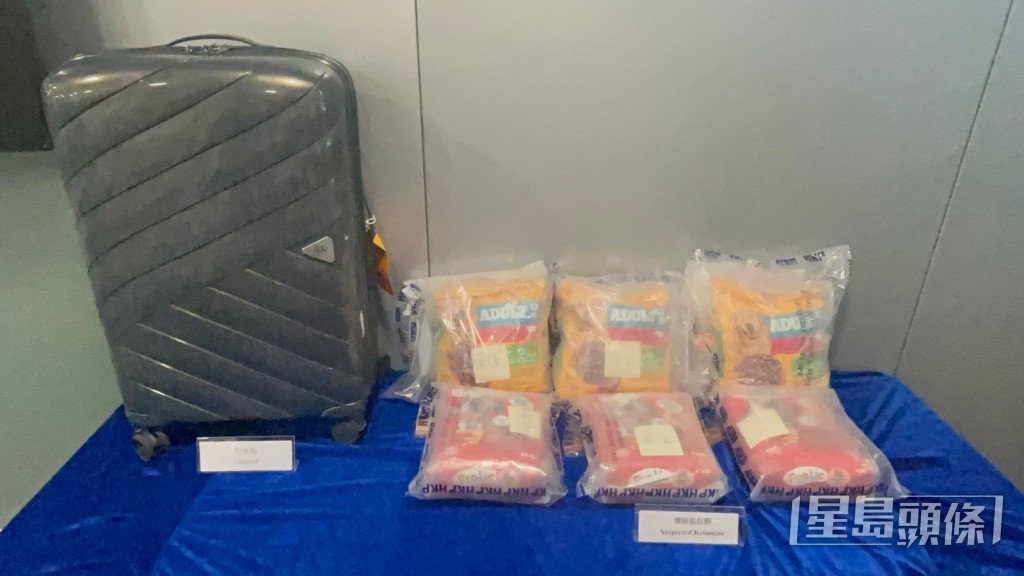警方展示檢獲的k仔毒品。楊偉亨攝 警方展示檢獲的k仔毒品。楊偉亨攝