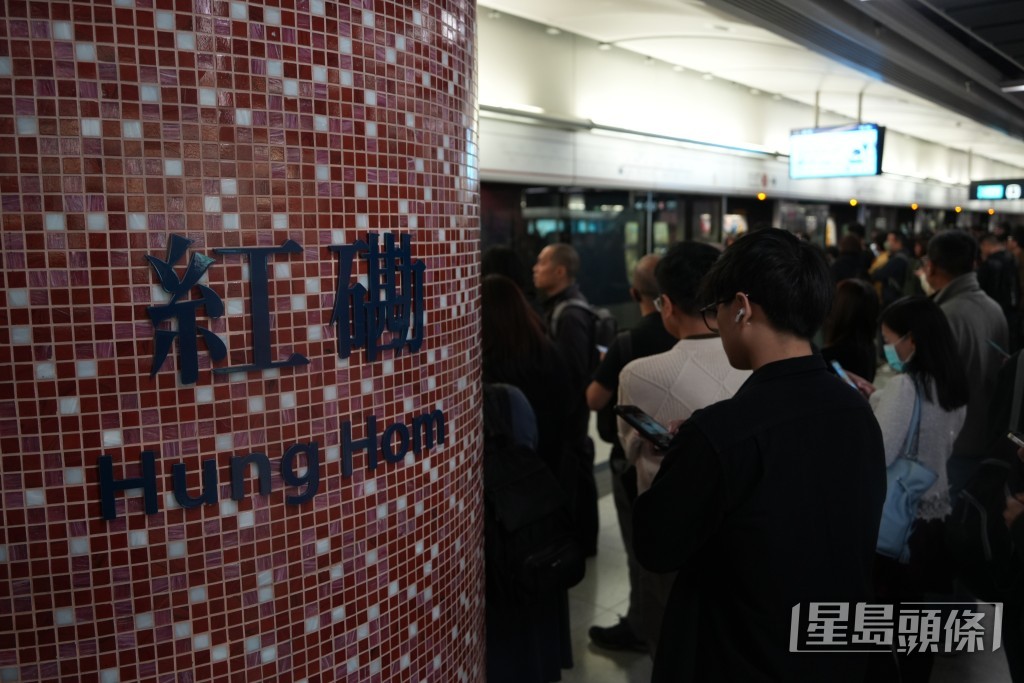 部分途徑紅磡站的乘客於明年2月1日及3月8日兩個周日，需下車到對面月台轉車。資料圖片