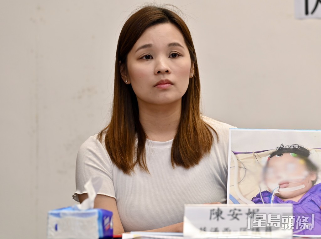 包括陳安妮等多位葵青區議員提出議案,跟進葵青區舊式公共屋邨鐵閘與木門鎖位安裝方向錯開問題。 包括陳安妮等多位葵青區議員提出議案,跟進葵青區舊式公共屋邨鐵閘與木門鎖位安裝方向錯開問題。