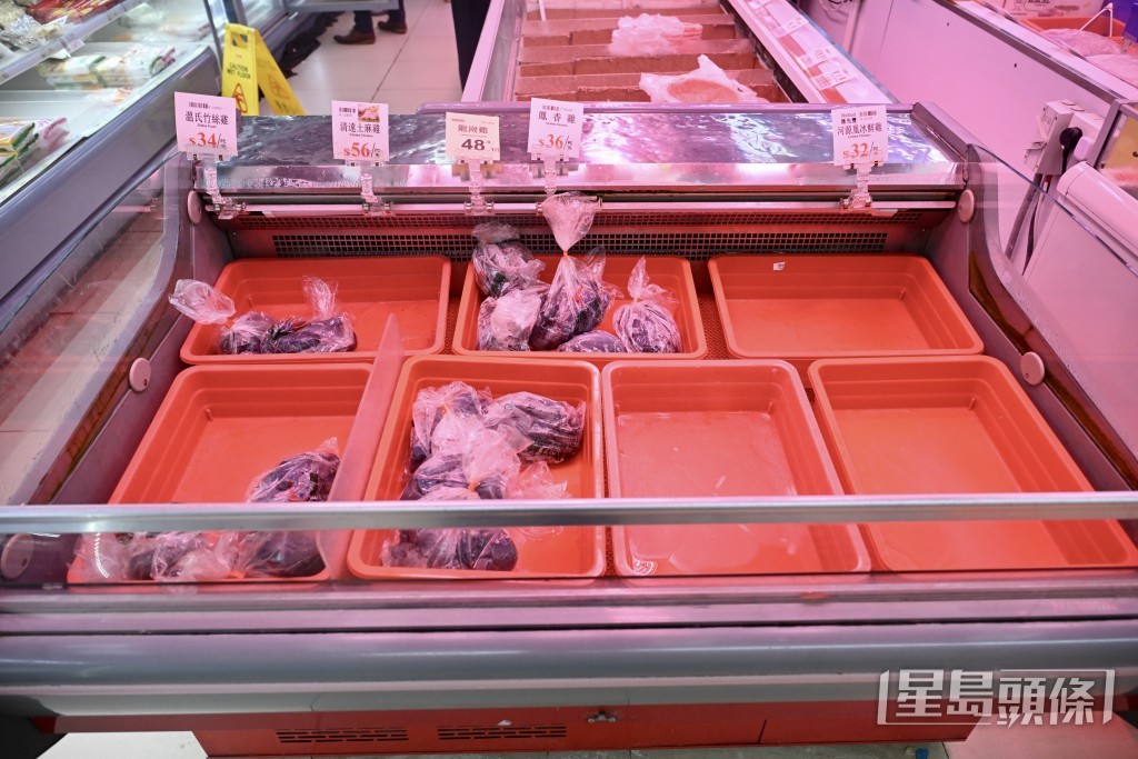 超市的魚檔僅剩下少量貨品。