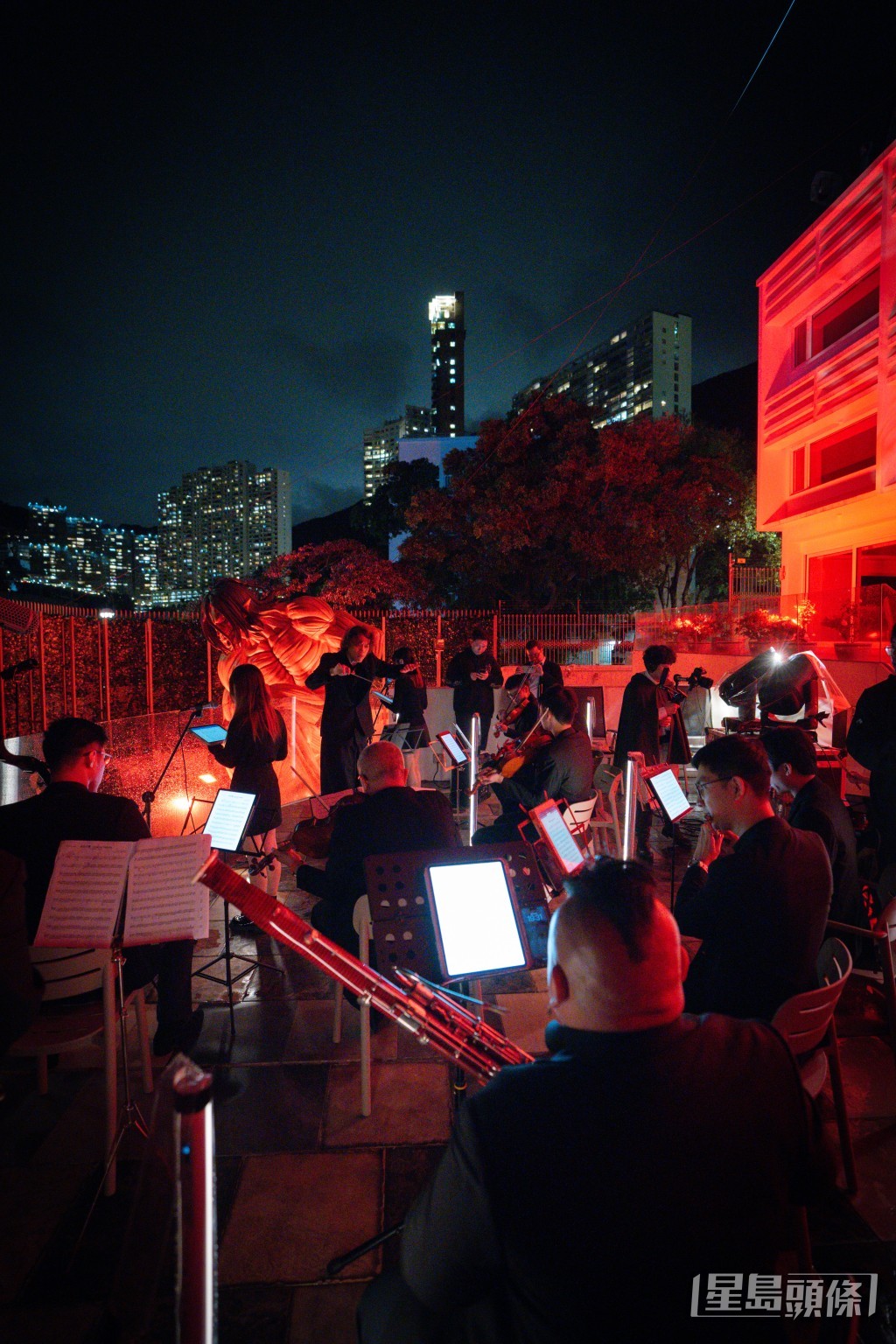 現場邀得合唱團與管弦樂團伴奏,烘托求婚一刻的震撼氣氛。 現場邀得合唱團與管弦樂團伴奏,烘托求婚一刻的震撼氣氛。