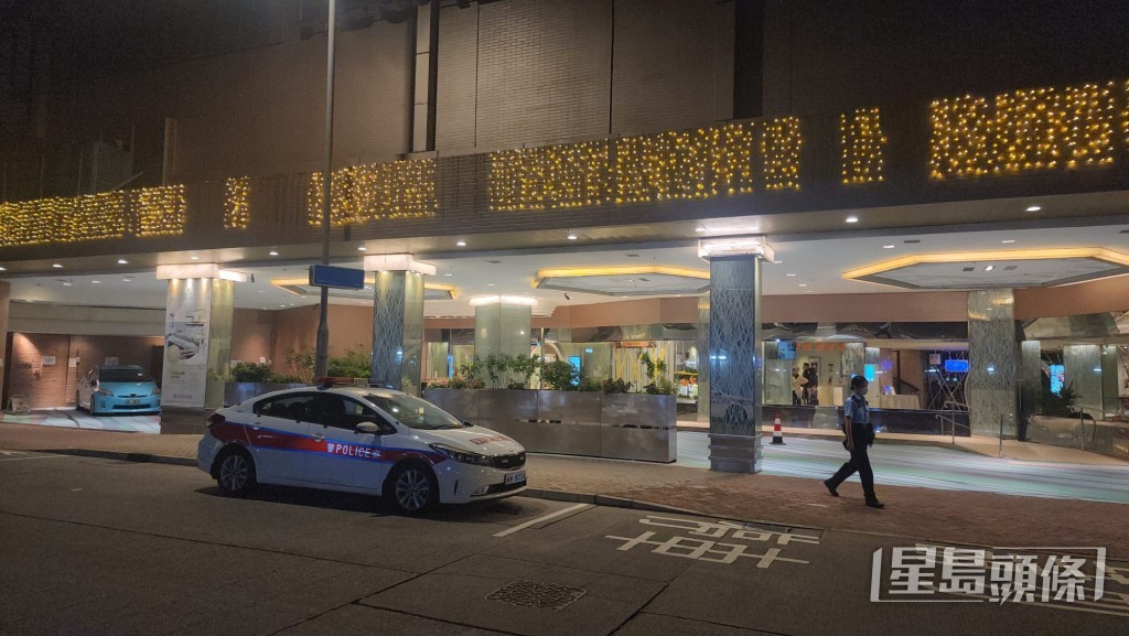 30日晚上約九時,警方接獲一名女子報案,指其一名50多歲男友人暈倒在沙浦道一間酒店的房間內,且床上發現血漬。黎志偉攝 30日晚上約九時,警方接獲一名女子報案,指其一名50多歲男友人暈倒在沙浦道一間酒店的房間內,且床上發現血漬。黎志偉攝