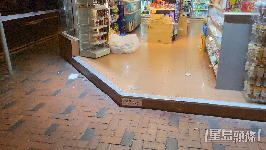 便利店外遺下血迹。黎志偉攝