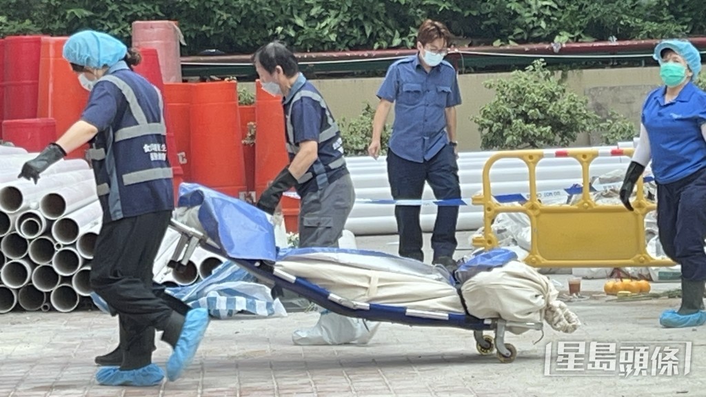 仵工將屍體移往殮房待驗。 仵工將屍體移往殮房待驗。