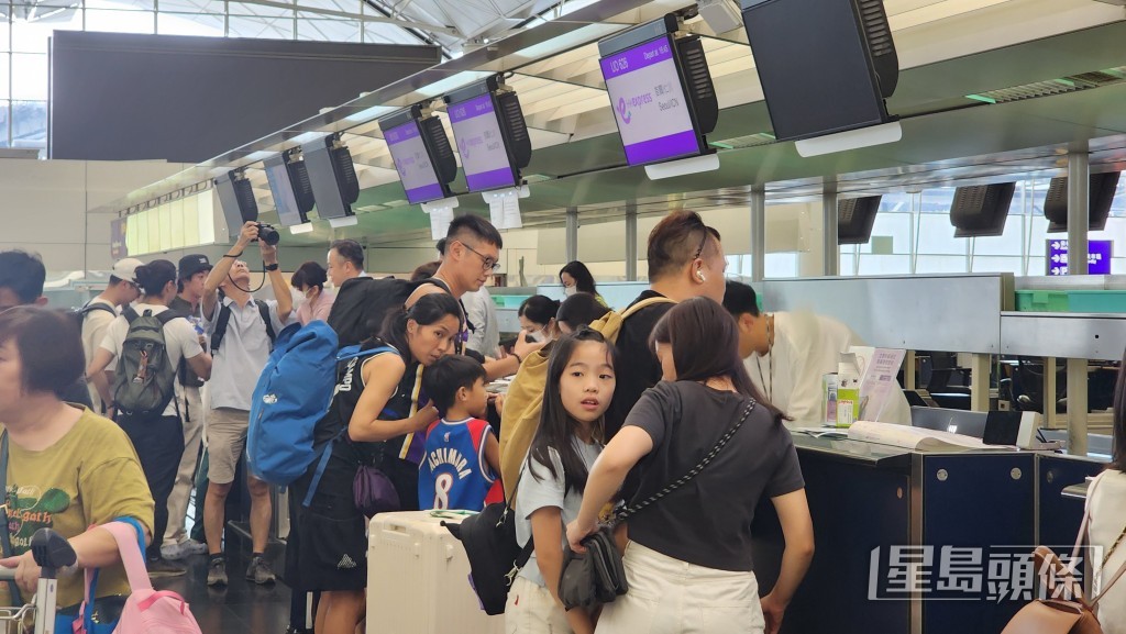 機管局料有大量航班受影響,機管局將啟動航班重新編配機制,在天氣情況容許時協調航班有序升降。 機管局料有大量航班受影響,機管局將啟動航班重新編配機制,在天氣情況容許時協調航班有序升降。
