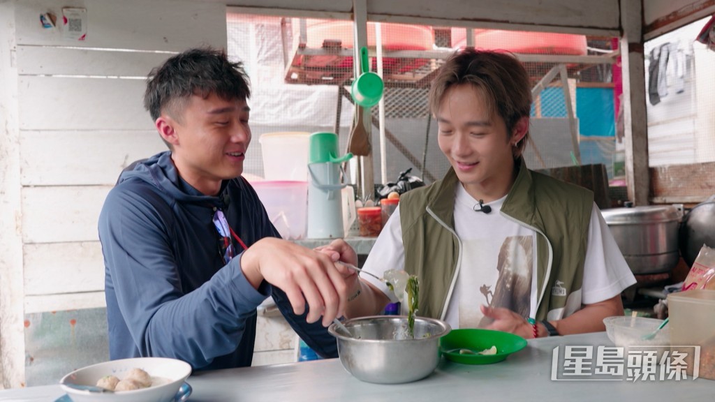 二人鼓起勇氣去嘗試「廚餘」，竟然意外發現味道不錯，Alton更指有海帶湯味道。