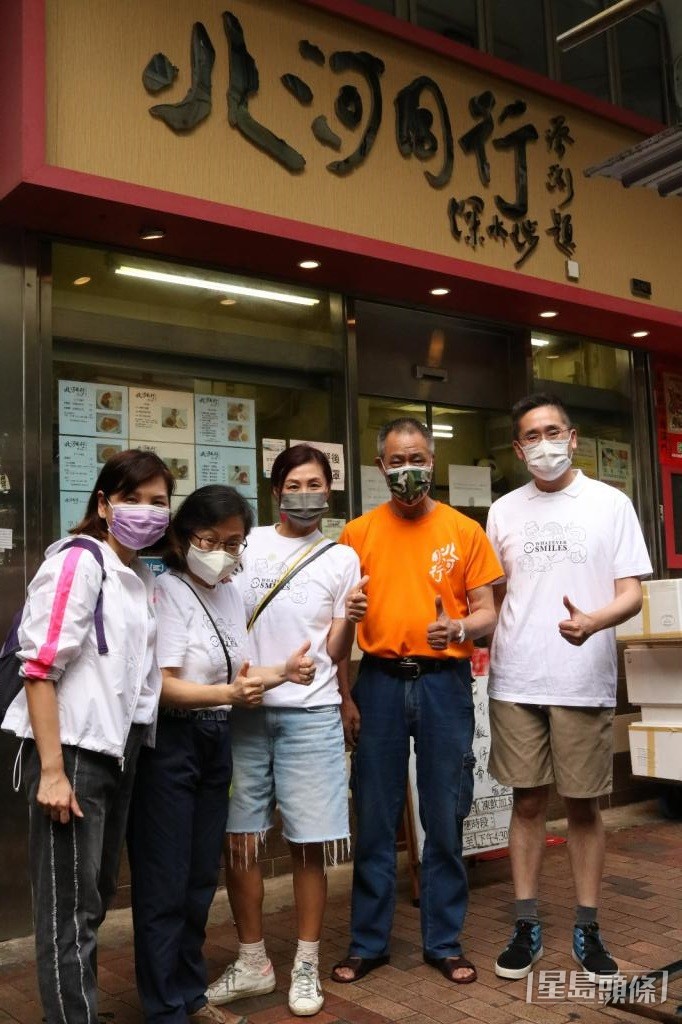趙小燕鼓勵同事服務社會,自己亦身體力行,參加義工活動。 趙小燕鼓勵同事服務社會,自己亦身體力行,參加義工活動。