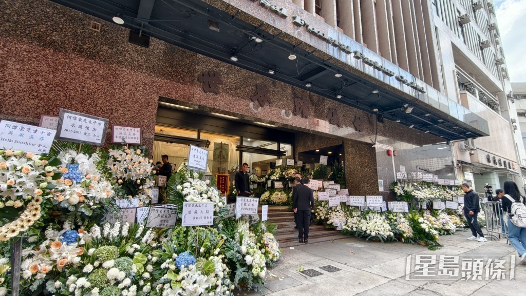殉職消防何偉豪今日（12月18日）在紅磡世界殯儀館設靈。黃文威攝