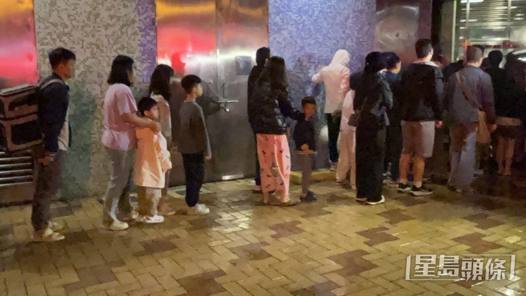 火勢熄滅後，居民排隊上樓。蔡楚輝攝