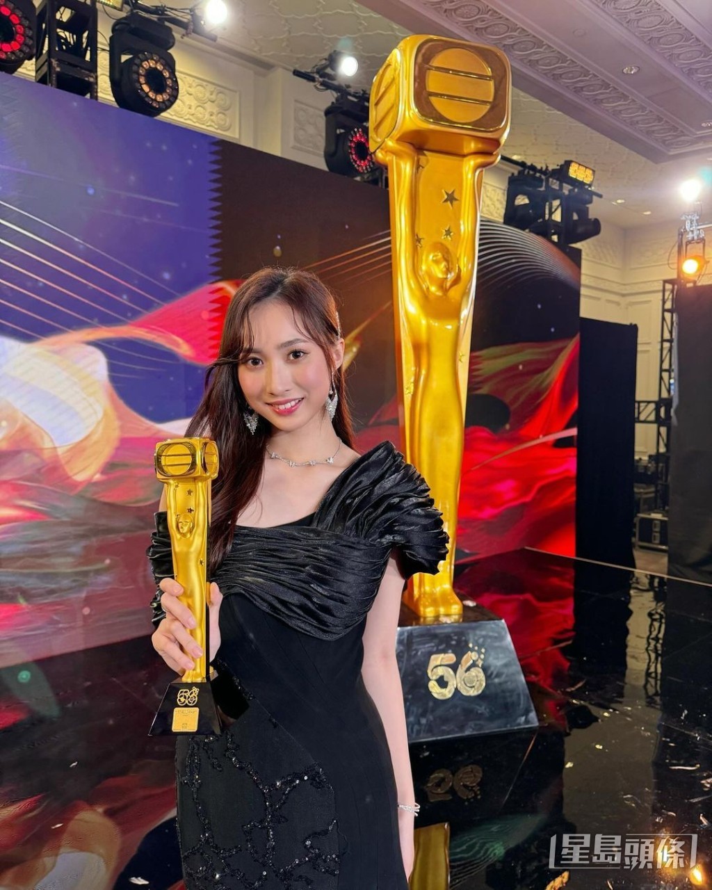 Yumi開心獲得萬千星輝頒獎典禮「最具潛質新人獎」。 