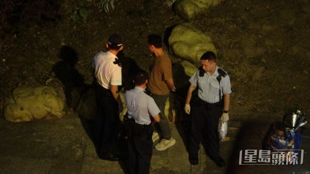 現場路邊遺下一個尼龍袋。蔡楚輝攝 現場路邊遺下一個尼龍袋。蔡楚輝攝