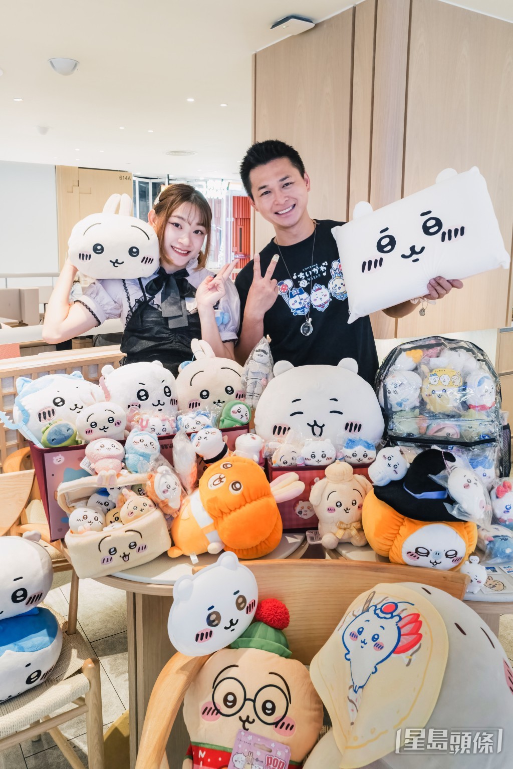 兼職攝影師葉先生Felix(右)和身兼模特兒、咖啡師的陳小姐Sakura(左)。汪旭峰攝 兼職攝影師葉先生Felix(右)和身兼模特兒、咖啡師的陳小姐Sakura(左)。汪旭峰攝