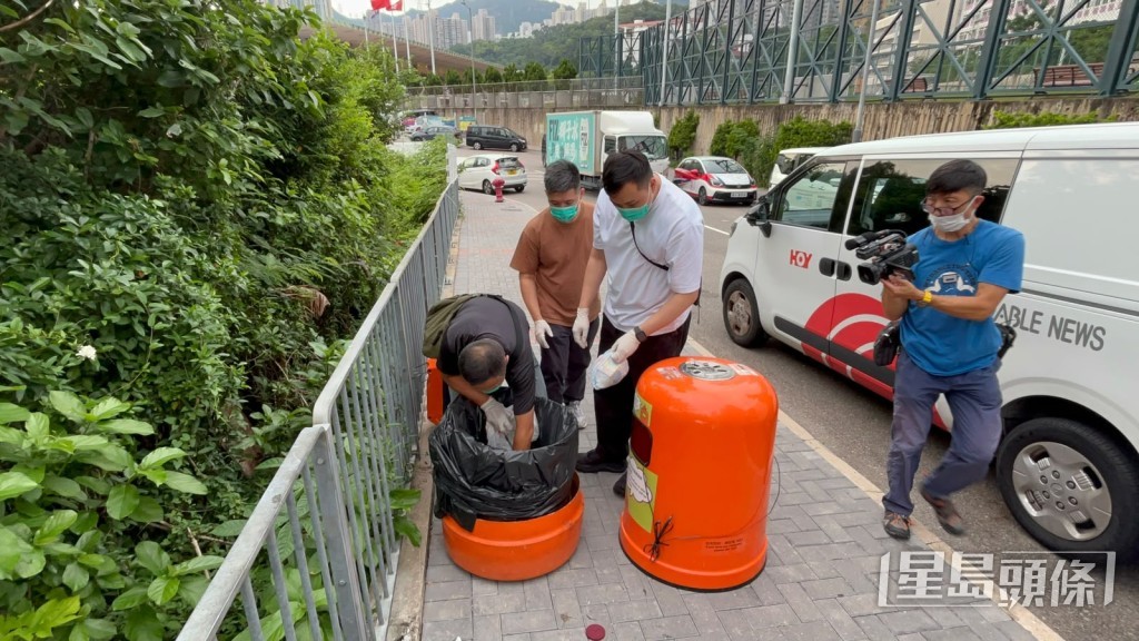 警員翻查附近垃圾桶蒐證。 警員翻查附近垃圾桶蒐證。