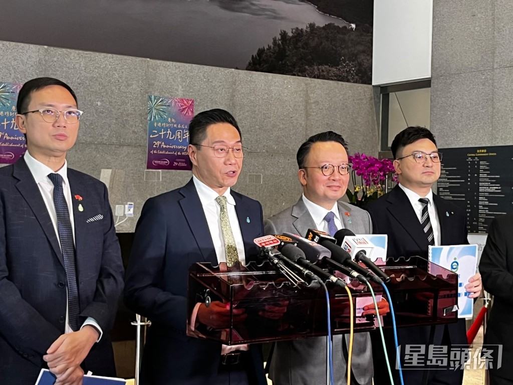 自由黨主席邵家輝(左二)。 自由黨主席邵家輝(左二)。