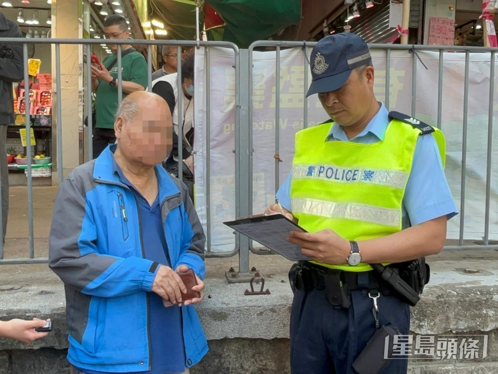 李先生违规冲灯过路被票控,称自己见“冇车就过”。杨伟亨摄 李先生违规冲灯过路被票控,称自己见“冇车就过”。杨伟亨摄