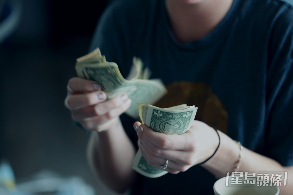 一位30歲的網民在社交平台曬身家,意外引發爭議。(示意圖非涉事人) 一位30歲的網民在社交平台曬身家,意外引發爭議。(示意圖非涉事人)