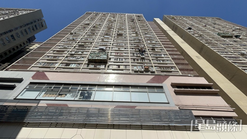 經警方調查後相信,男事主從上址一個單位墮下,警方於現場檢獲遺書。楊偉亨攝 經警方調查後相信,男事主從上址一個單位墮下,警方於現場檢獲遺書。楊偉亨攝