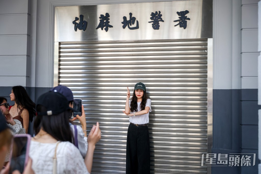 不少人擺出「持槍」姿態致敬港產片。何家豪攝 不少人擺出「持槍」姿態致敬港產片。何家豪攝