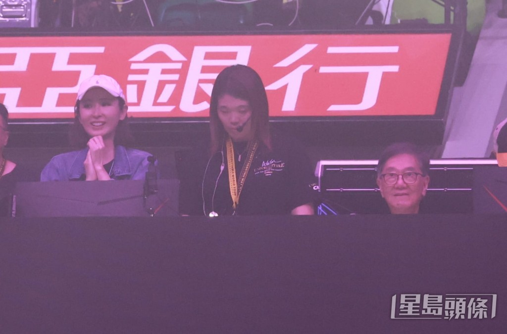 陳貝兒到控制台找爸爸。 陳貝兒到控制台找爸爸。