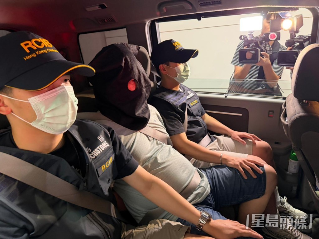 兩名處理貨物的46歲及54歲中國籍無業男子被捕。曾志恆攝 兩名處理貨物的46歲及54歲中國籍無業男子被捕。曾志恆攝
