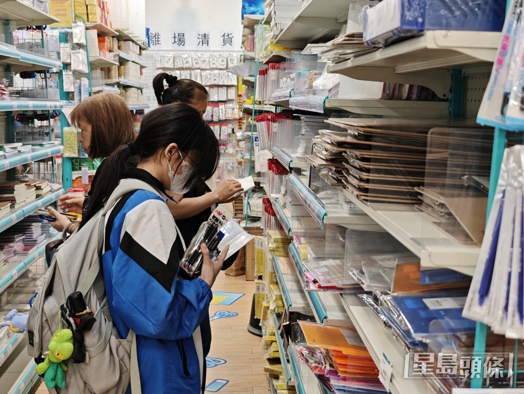 店方嘆稱,奈何大環境是「大家都鍾意返『鄉下』、北上,逢假期香港都冇人」。 店方嘆稱,奈何大環境是「大家都鍾意返『鄉下』、北上,逢假期香港都冇人」。