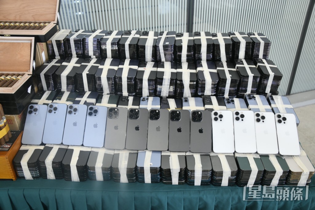 行動中檢獲的手提電話。