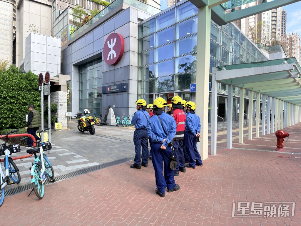 消防員到場戒備。